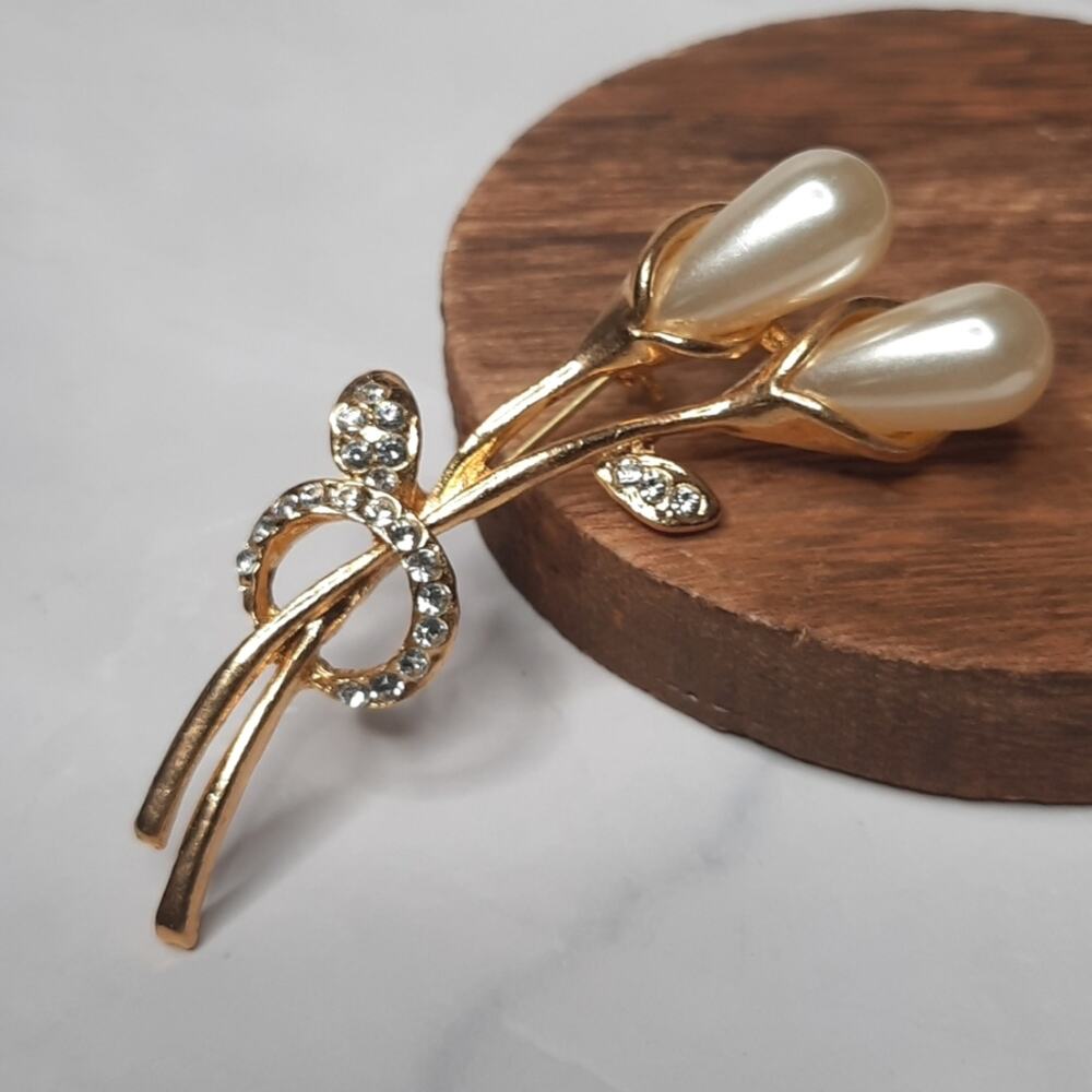 Vintage Gold Tone Rhinestone Floral Brooch